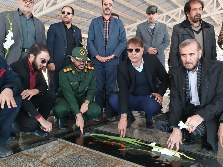 مزار شهدای سنقروکلیایی غبار روبی و گلباران شد