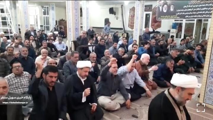 نمازگزاران شهرستان سنقروکلیایی امروز با اعلام برائت یکصدا جنایات مستکبرین جهان را محکوم کردند
