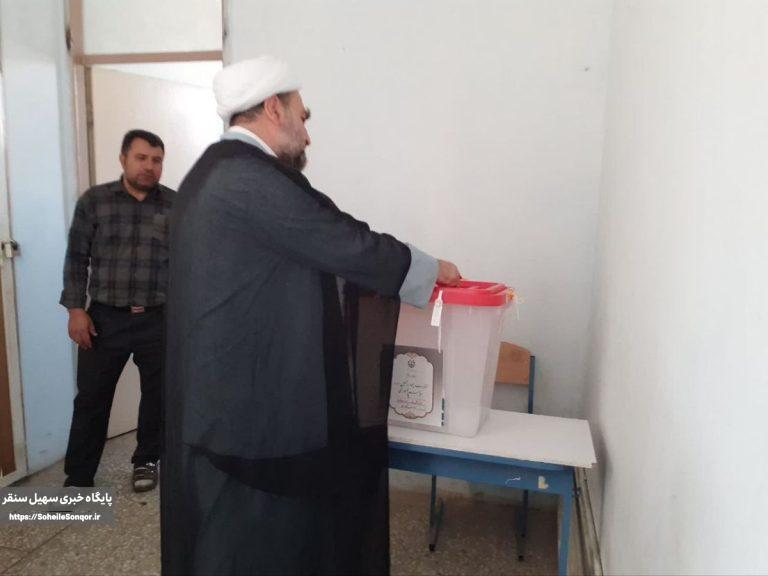 امام جمعه شهرستان سنقروکلیایی رأی خود را به صندوق انداخت