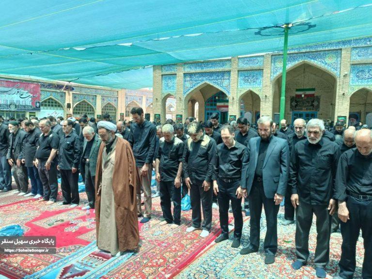 اقامه نماز ظهر روز عاشورا در صحن مطهر امامزاده احمد (ع) شهرستان سنقروکلیایی