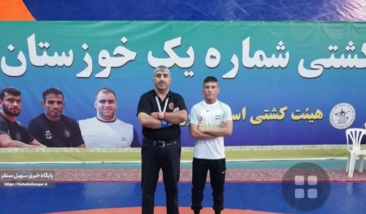 اعزام داور کُشتی به همراه کشتی گیر نوجوان سنقروکلیایی به مسابقات لیگ نوجوانان کشور