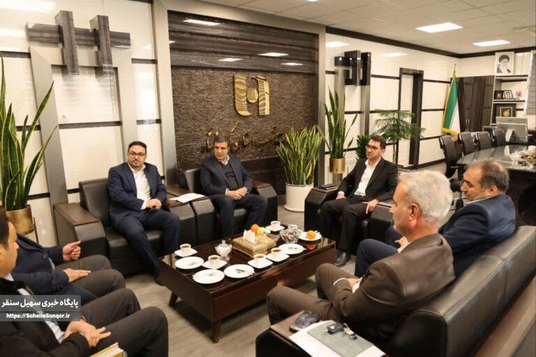 دیدار فرماندار سنقروکلیایی با مدیریت بانک صادرات استان کرمانشاه