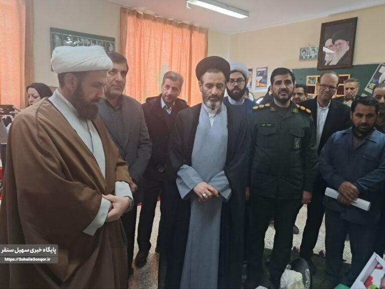 افتتاح نمایشگاه انقلاب اسلامی در مدارس شهرستان سنقروکلیایی