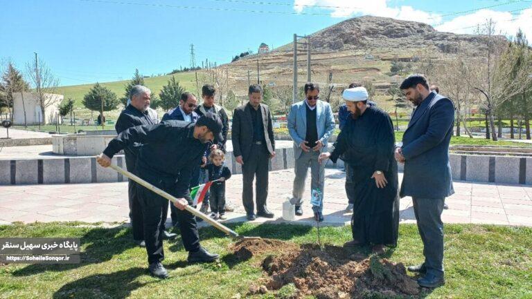 غرس نهال به نیت شهدا جنگ رمضان در شهرستان سنقروکلیایی