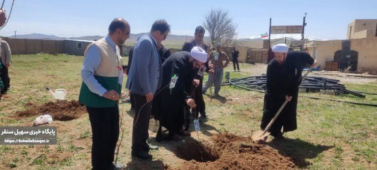 کاشت ۲۵ نهال مثمر در سنقروکلیایی به یاد شهدا و امام شهید امت